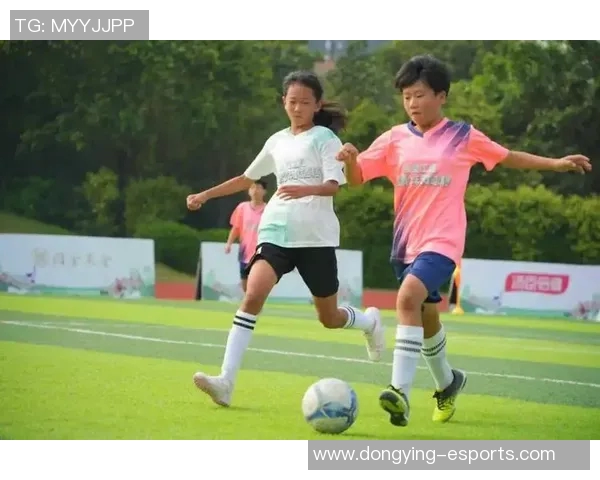 足球场上的矮个子女球星们凭借实力征服绿茵，展现独特魅力